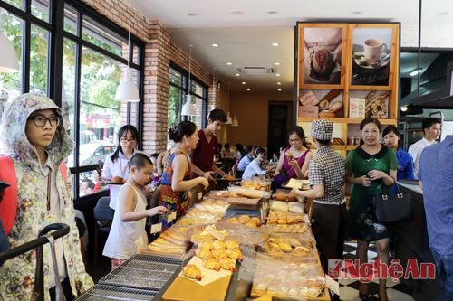 Các đại biểu tham quan tiệm bánh
