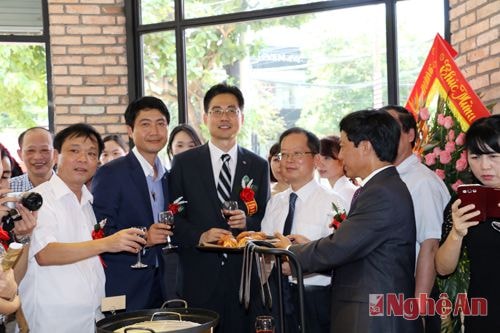 Các đại biểu tham quan tiệm bánh