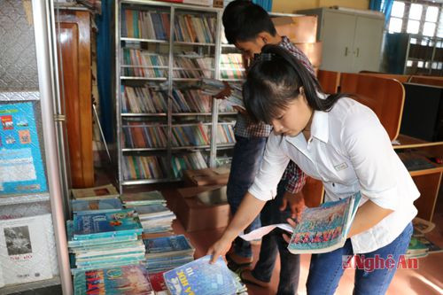 Học sinh Trường THPT Quỳ Hợp 3 mượn sách giáo khoa cũ ở thư viện chuẩn bị cho năm học mới.