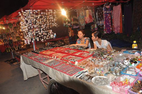 Chợ đêm Viêng Chăn (Lào) có nhiều lao động người Việt sang bằng hộ chiếu du lịch hoặc thăm thân mưu sinh.