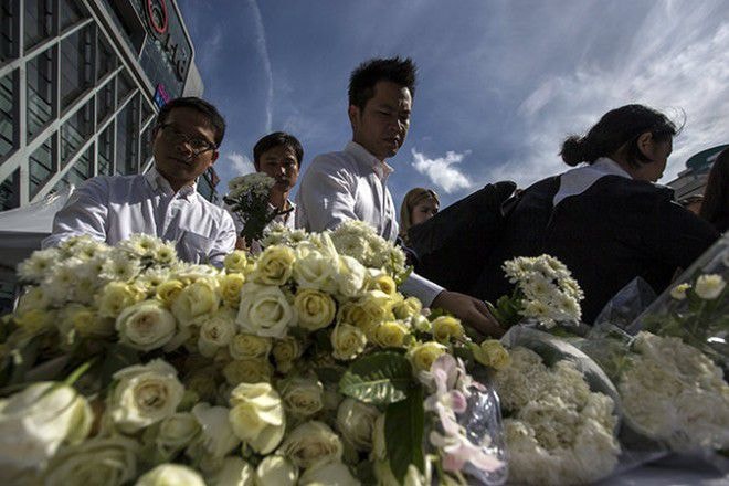 Người dân đặt hoa tưởng niệm tại đền Erawan ngày 21/8. Ảnh: Reuters