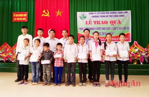  Trao quà cho các em vượt khó học giỏi.