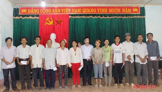 Lãnh đạo ngân hàng NN&PTNT Quỳ Hợp trao số tiền 108 triệu đồng cho 12 hộ nghèo mua dê  tại UBND xã Liên Hợp