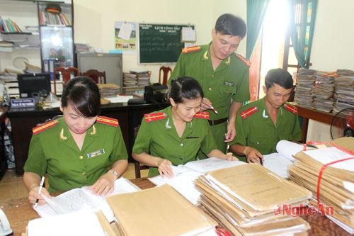 Cán bộ Trại giam số 6 (Bộ Công an) rà soát, hồ sơ phạm nhân đủ tiêu chuẩn  đề nghị đặc xá.