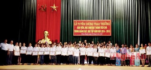  Tuyên dương giáo viên, học sinh đạt thành tích cao trong năm học 2014 - 2015.