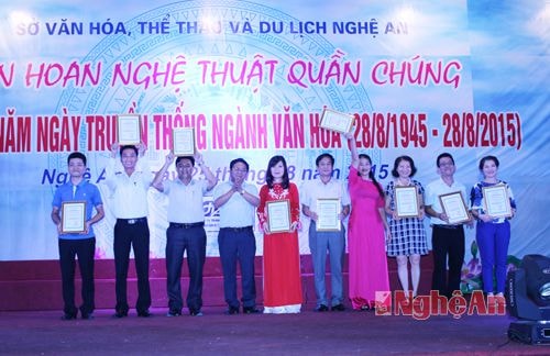 Đồng chí Hồ Mậu Thanh – Tỉnh ủy viên, Giám Đốc Sở Văn hóa, Thể thao và Du lịch trao giấy khen cho các đơn vị đạt giải.