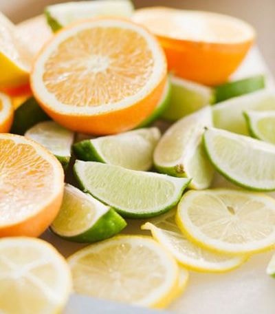 Các loại quả chứa vitamin C có tác dụng hỗ trợ làm mờ sẹo.