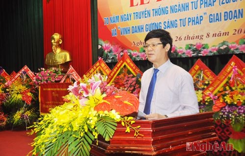 Đồng chí Lê Xuân Đại- Phó chủ tịch thường trực UBND tỉnhbiểu dương và chúc mừng ngành Tư pháp Nghệ An về những thành tựu rất đáng tự hào mà các thế hệ lãnh đạo, cán bộ, công chức, viên chức của ngành đã nỗ lực phấn đấu trong suốt chặng đường lịch sử 70 năm qua. 