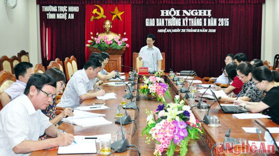 Đồng chí Nguyễn Xuân Sơn - Ủy viên BTV Tỉnh ủy, Phó Chủ tịch HĐND tỉnh tặng quà cho gia đình ông bà