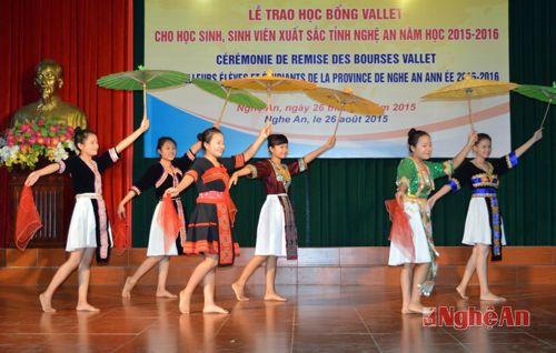 Các tiết mục văn nghệ của học sinh trường Dân tộc Nội trú tỉnh chào mừng buổi lễ