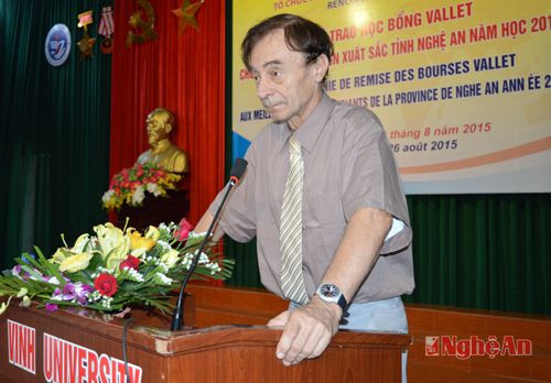 Giáo sư Odon Vallet chia sẻ những cảm xúc tại buổi lễ trao học bổng, trong đó nhấn mạnh việc mong muốn phát hiện và hỗ trợ ngày càng nhiều các tài năng của Việt Nam.