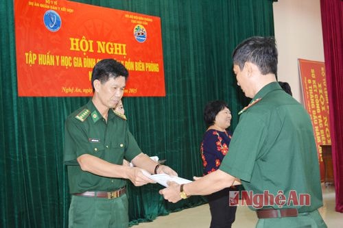  Ban tổ chức trao giấy chứng nhận cho các học viên.