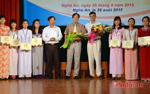 Đồng chí Nguyễn Hoàng - Phó Giám đốc Sở Giáo dục và Đào tạo tặng hoa Giáo sư Odon Vallet và ngài Daniel Barroy. 