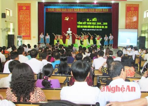  Toàn cảnh hội nghị tổng kết năm học 2014 - 2015.