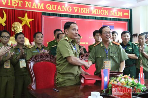 Đại tá Nguyễn Tiến Dần và Thượng tá Phết Sỏn In Su Phăn ký biên bản ghi nhớ hội nghị hợp tác bảo vệ ANTT lần thứ VI năm 2015