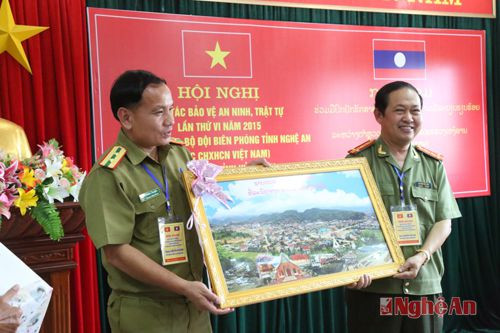Công an tỉnh Hủa Phăn tặng quà  lưu niệm cho Công an tỉnh Nghệ An