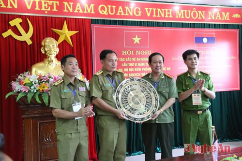 Công an tỉnh Hủa Phăn tặng quà  lưu niệm cho Công an tỉnh Nghệ An