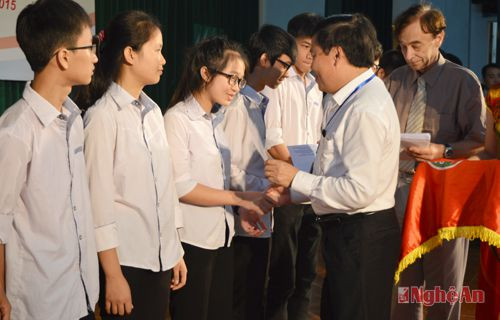 Trao giấy chứng nhận và học bổng cho học sinh xuất sắc.