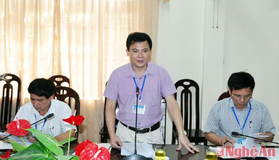 Đồng chí Lưu Đình Cừ - Chánh Văn phòng Sở Y tế báo cáo việc giải quyết các kiến nghị, phản ánh của cử tri liên quan đến ngành