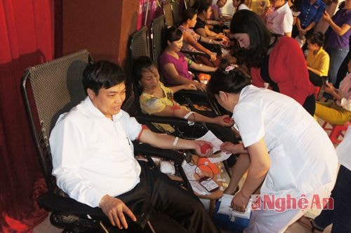Đồng chí Phạm Quang Toản, Phó Bí thư Thường trực Thị ủy,  Chủ tịch HĐND Thị xã tham gia hiến máu tình nguyện  vì sức khỏe cộng đồng