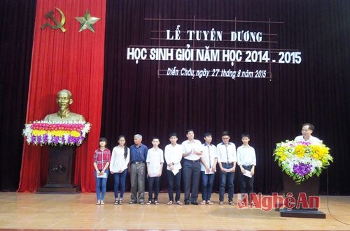 Lãnh đạo huyện trao phần thưởng cho các em học sinh đạt giải cao