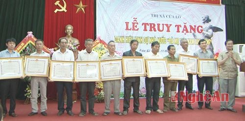  Lãnh đạo Thị xã Cửa Lò trao bằng