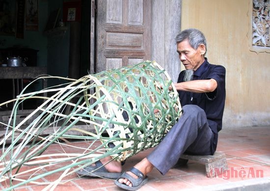 Những cụ già trong bản  đan lát.