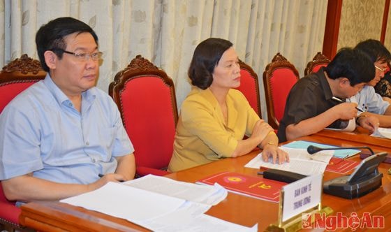 Đồng chí Vương Đình Huệ, Ủy viên Trung ương Đảng, Trưởng ban kinh tế Trung ương và đại diện các bộ, ban, ngành tham dự chương trình làm việc,