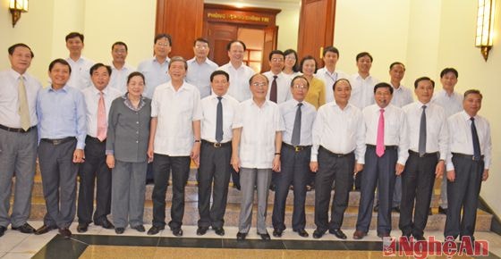 Đoàn công tác tỉnh Nghệ An chụp ảnh lưu niệm với các đồng chí trong Bộ Chính trị, Ban bí thư Trung ương Đảng tham dự buổi làm việc.