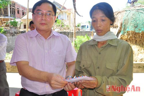 Ông Lê Xuân Sơn, Tổng biên tập báo Tiền Phong trao tặng số tiền 100 triệu đồng của bạn đọc và các nhà hảo tâm 