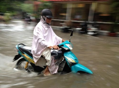  Đi chậm và về số thấp sẽ giúp xe máy của bạn vượt qua vùng ngập nước.