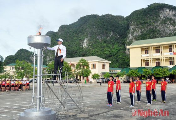 Đồng chí Hoàng Đình Tuấn- Bí thư Huyện ủy Con Cuông thắp ngọn lửa truyền thống