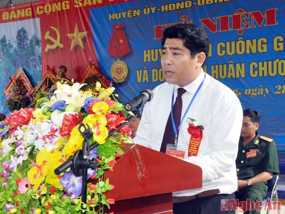 Đồng chí Vi Văn Sơn- Phó bí thư, Chủ tịch UBND huyện Con Cuông đọc diễn văn ôn lại truyền thống 70 năm qua của cán bộ và nhân dân huyện nhà.