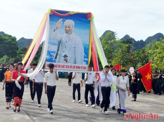 Rước ảnh Chủ tịch Hồ Chí Minh trong màn diễu hành kỷ niệm.