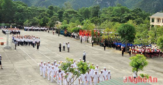 Toàn cảnh màn diễu hành kỷ niệm 70 năm giành chính quyền và đón nhận Huân chương Lao động hạng Ba của huyện Con Cuông.