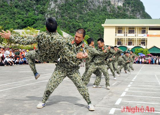 Màn biểu diễn võ thuật của chiến sỹ thuộc BCH Quân sự huyện Con Cuông.