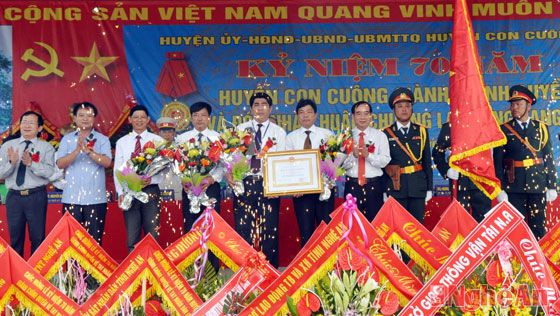 Thừa ủy quyền của Chủ tịch nước, đồng chí Hoàng Viết Đường trao tặng Huân chương Lao động cho nhân dân và cán bộ huyện Con Cuông.