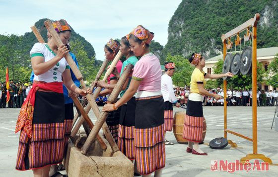 Màn biểu diễn cồng chiêng, khắc luống của đồng bào dân tộc Thái huyện Con Cuông.