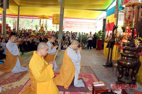 Ni sư Thích Nữ Diệu Nhẫn - Trụ trì chùa Cần Linh cùng các tăng ni thực hiện nghi lễ Vu lan trang nghiêm, thành kính