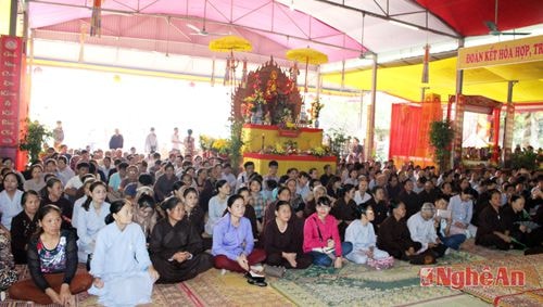 Các phật tử cùng thành tâm lắng nghe lời dạy của Đức Thế Tôn về ý nghĩa của Đại lễ Vu lan, nhắc nhở mỗi người bài học về lòng hiếu nghĩa với đấng sinh thành