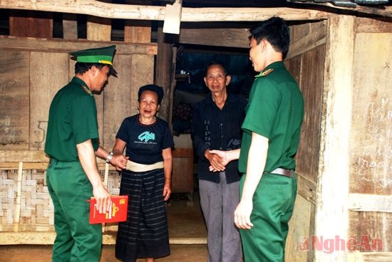 Cán bộ Đồn Biên phòng Tri Lễ (Quế Phong) gặp gỡ,   thăm hỏi dân bản.