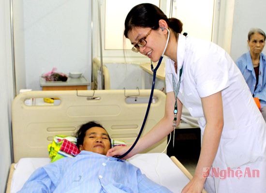 Bệnh nhân Xồng Nàng Khà được bác sỹ thăm khám thường xuyên.