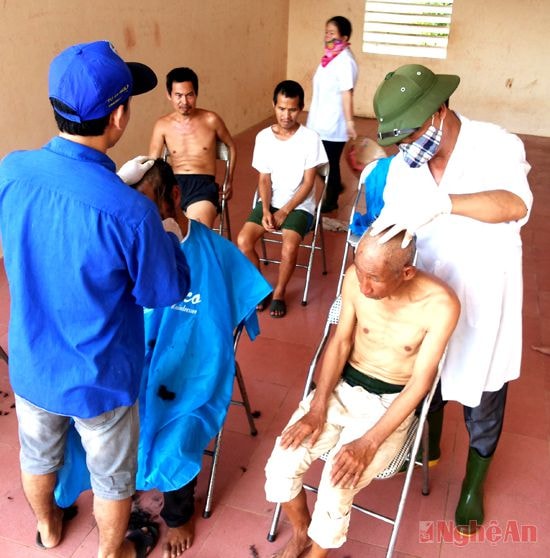 Các nhân viên của Trung tâm chăm sóc cho bệnh nhân.