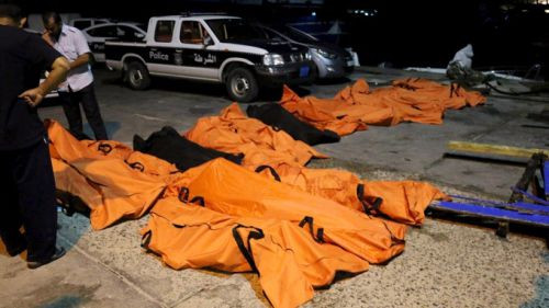 Tuần duyên Libya thu thập thi thể sau thảm hoạ. Ảnh: Reuters