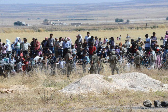  Binh sỹ Thổ Nhĩ Kỳ gác tại khu vực biên giới ở Suruc, tỉnh Sanliurfa. (Nguồn: AFP/TTXVN)