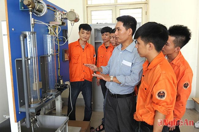 Giờ thực hành của sinh viên khoa điện - Trường đại học sư phạm kỹ thuật Vinh