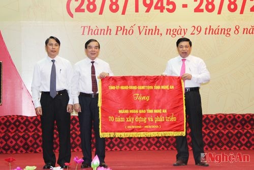 Thay mặt lãnh đạo tỉnh, đồng chí Nguyễn Xuân Đường trao tặng sở Ngoại vụ bức trướng thêu dòng chữ “70 năm xây dựng và phát triển”.