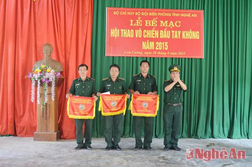 Ban tổ chức trao giải Nhất, Nhì, Ba toàn đoàn cho 3 tập thể.