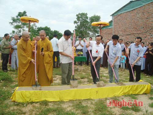 -Các chư tăng và đại biểu các cấp tỉnh, huyện…tham gia lễ động thổ, xây dựng chánh điện