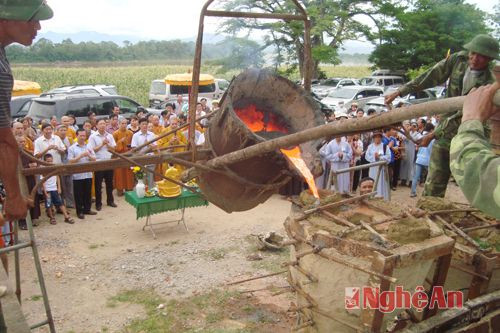 -Lễ rót đồng đúc tượng Bồ Tát  